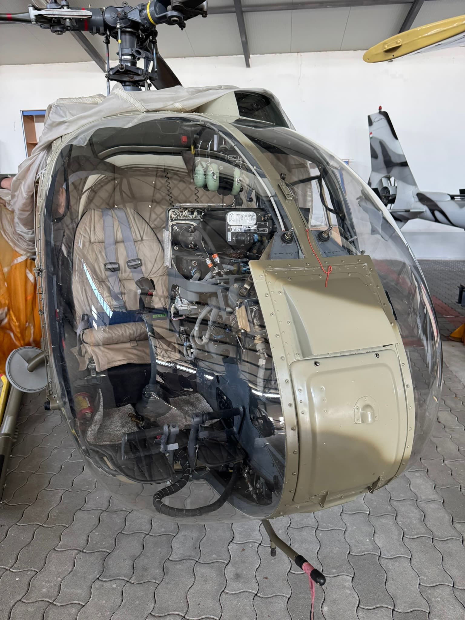Helicopter windshield and cabin window